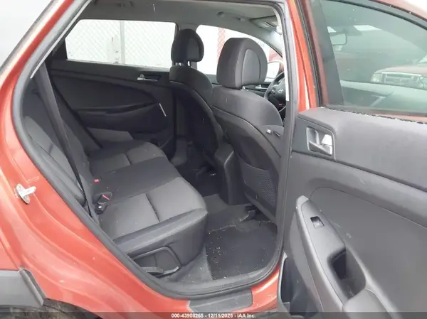 KM8J33A45HU300910 2017 HYUNDAI TUCSON - Image 8