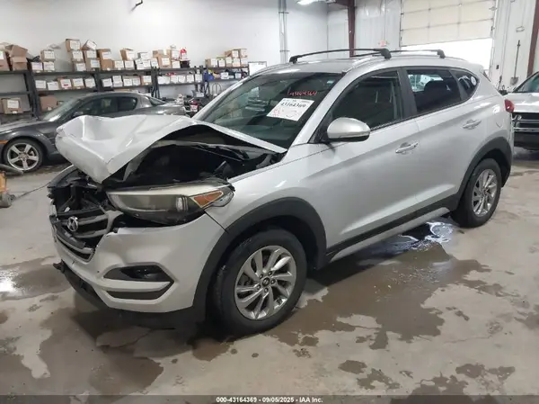 KM8J33A45HU437653 2017 HYUNDAI TUCSON - Image 2
