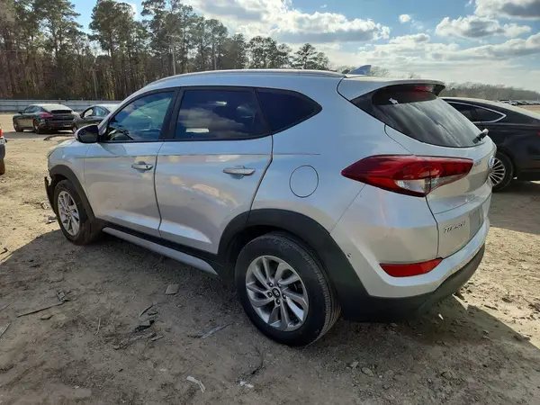KM8J33A45JU665738 2018 HYUNDAI TUCSON - Image 2