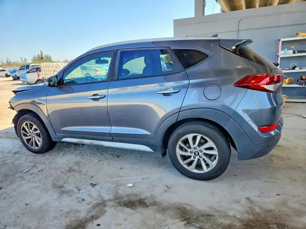 KM8J33A45JU677730 2018 HYUNDAI TUCSON - Image 2