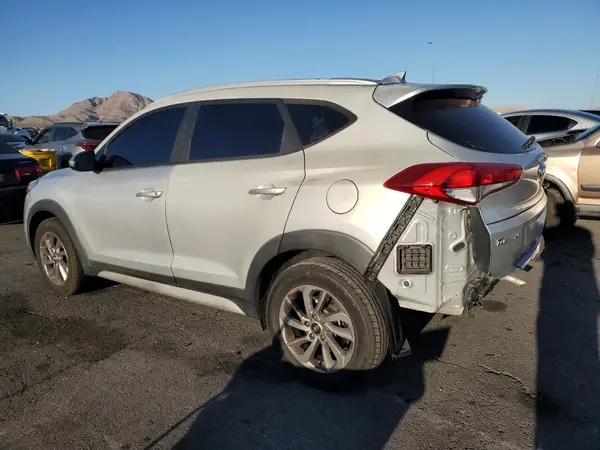 KM8J33A45JU678179 2018 HYUNDAI TUCSON - Image 2