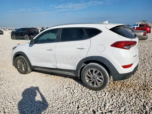 KM8J33A45JU679624 2018 HYUNDAI TUCSON - Image 2