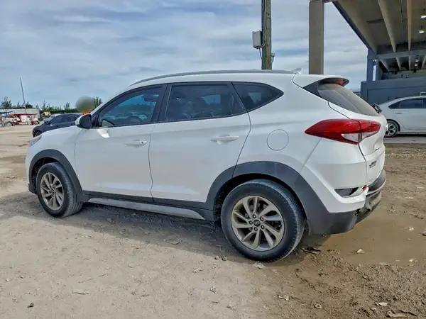 KM8J33A45JU716073 2018 HYUNDAI TUCSON - Image 2