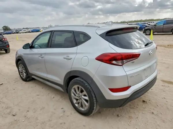 KM8J33A45JU721466 2018 HYUNDAI TUCSON - Image 2