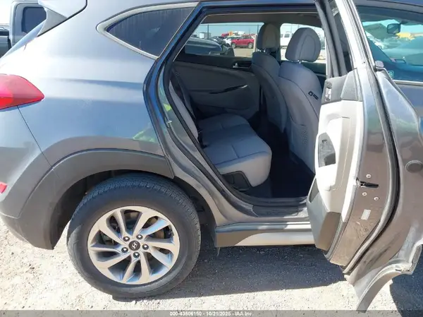 KM8J33A46HU261079 2017 HYUNDAI TUCSON - Image 8