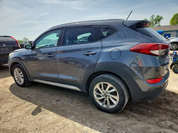 KM8J33A46HU334001 2017 HYUNDAI TUCSON - Image 2