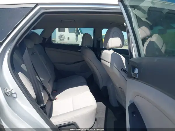 KM8J33A46JU639990 2018 HYUNDAI TUCSON - Image 8