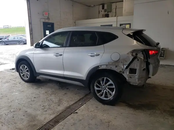 KM8J33A47JU660136 2018 HYUNDAI TUCSON - Image 2
