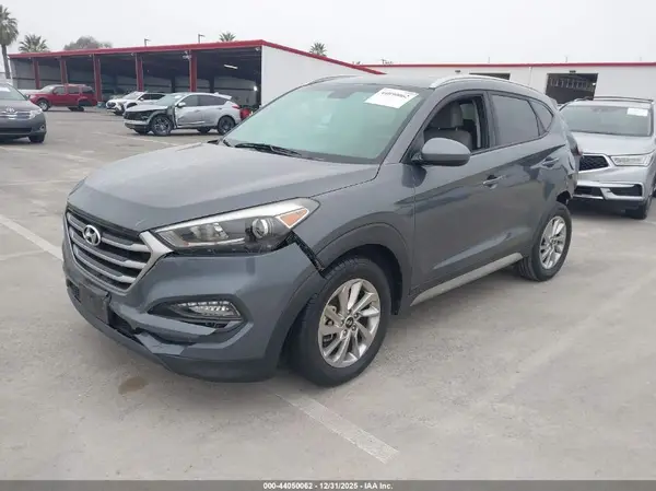 KM8J33A47JU673131 2018 HYUNDAI TUCSON - Image 2