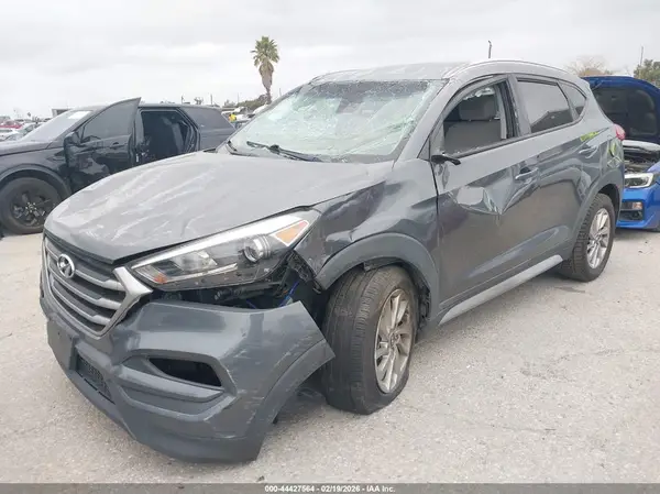 KM8J33A47JU673758 2018 HYUNDAI TUCSON - Image 2