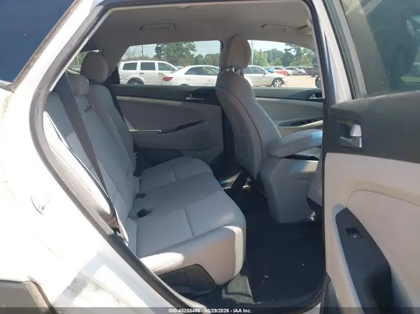 KM8J33A48HU383555 2017 HYUNDAI TUCSON - Image 8