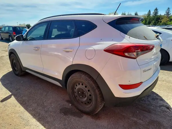 KM8J33A48HU584663 2017 HYUNDAI TUCSON - Image 2