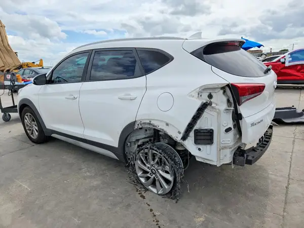 KM8J33A48JU657214 2018 HYUNDAI TUCSON - Image 2