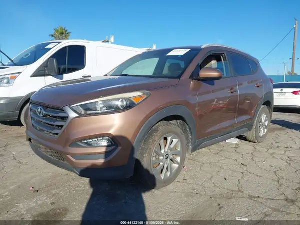 KM8J33A49HU256572 2017 HYUNDAI TUCSON - Image 2