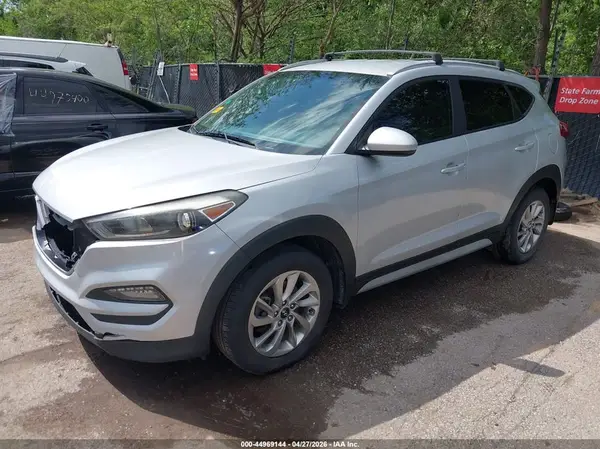 KM8J33A49HU575485 2017 HYUNDAI TUCSON - Image 2