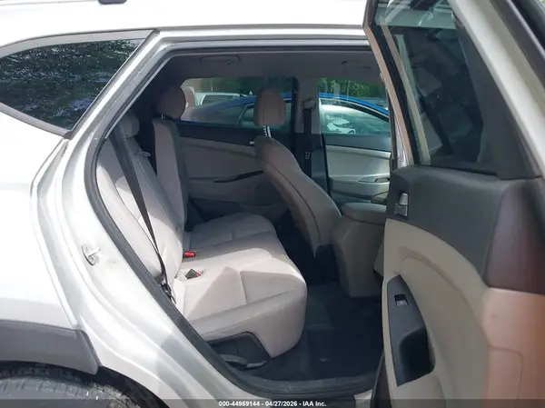 KM8J33A49HU575485 2017 HYUNDAI TUCSON - Image 8