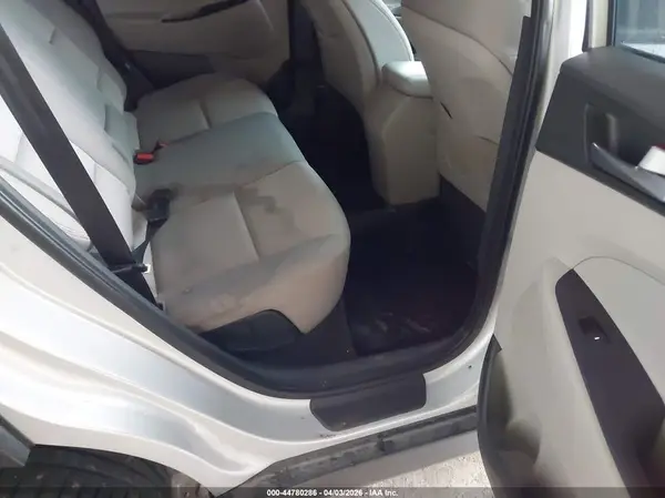 KM8J33A4XGU110907 2016 HYUNDAI TUCSON - Image 8