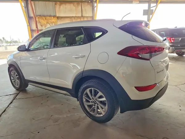 KM8J33A4XHU303396 2017 HYUNDAI TUCSON - Image 2