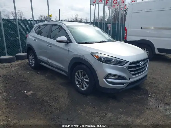 KM8J33A4XHU403806 2017 HYUNDAI TUCSON - Image 1
