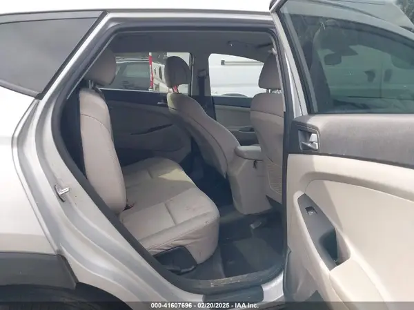 KM8J33A4XHU403806 2017 HYUNDAI TUCSON - Image 8