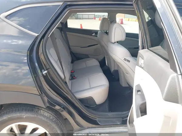 KM8J33A4XJU745861 2018 HYUNDAI TUCSON - Image 8