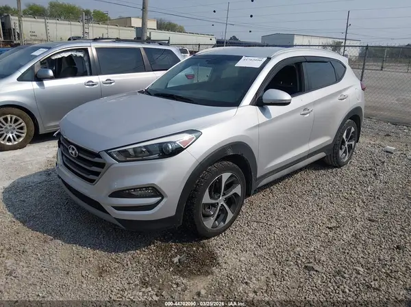 KM8J33AL3JU804871 2018 HYUNDAI TUCSON - Image 2