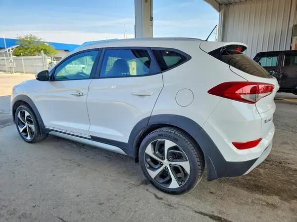KM8J3CA20HU270309 2017 HYUNDAI TUCSON - Image 2