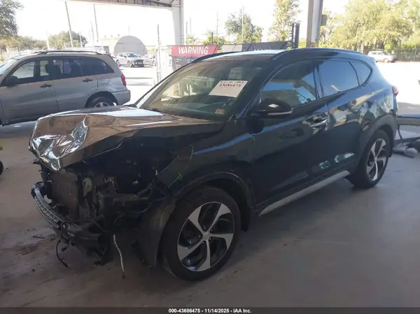 KM8J3CA20HU400685 2017 HYUNDAI TUCSON - Image 2