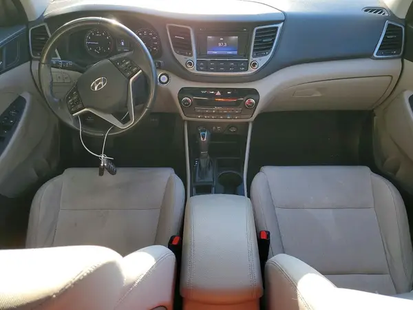 KM8J3CA20HU581688 2017 HYUNDAI TUCSON - Image 8