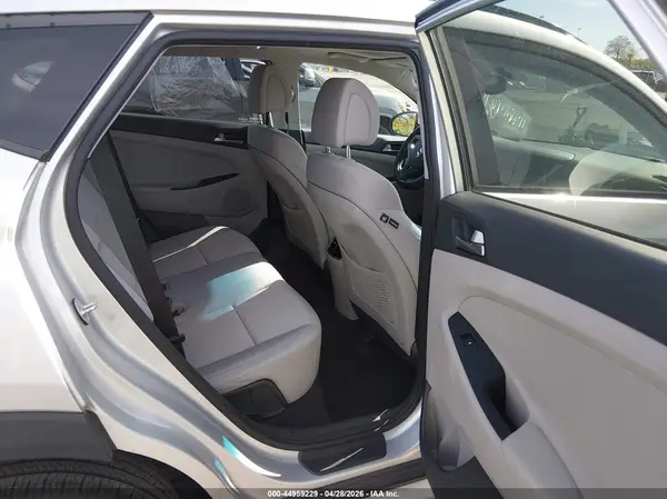 KM8J3CA20JU643029 2018 HYUNDAI TUCSON - Image 8