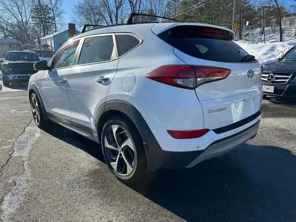 KM8J3CA20JU760450 2018 HYUNDAI TUCSON - Image 2
