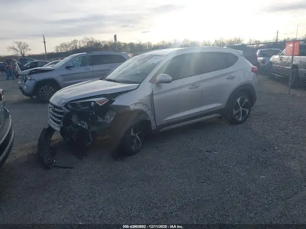 KM8J3CA21HU287734 2017 HYUNDAI TUCSON - Image 2