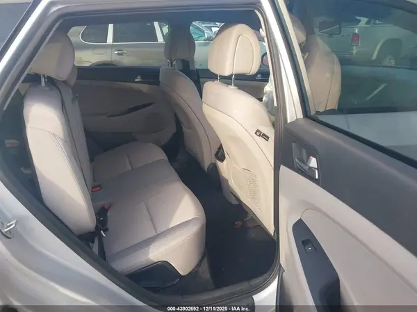 KM8J3CA21HU287734 2017 HYUNDAI TUCSON - Image 8