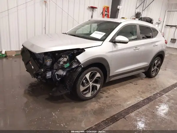 KM8J3CA21HU320487 2017 HYUNDAI TUCSON - Image 2