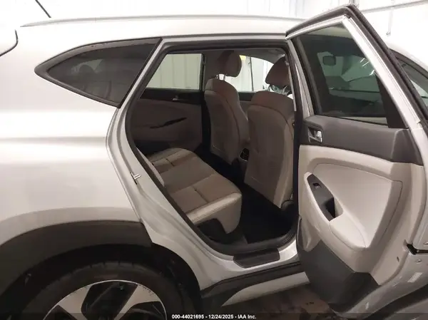 KM8J3CA21HU320487 2017 HYUNDAI TUCSON - Image 8