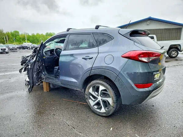 KM8J3CA21HU415180 2017 HYUNDAI TUCSON - Image 2