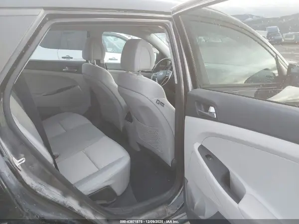 KM8J3CA21HU471135 2017 HYUNDAI TUCSON - Image 8
