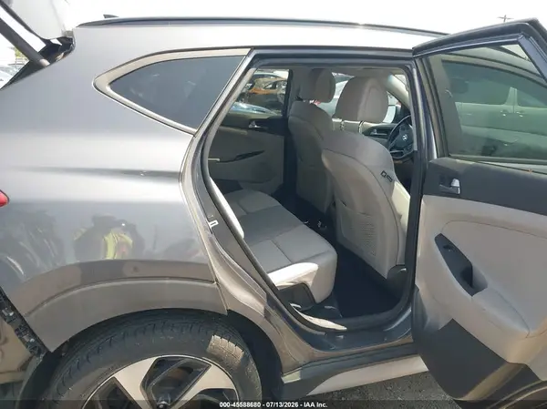 KM8J3CA21JU625848 2018 HYUNDAI TUCSON - Image 8
