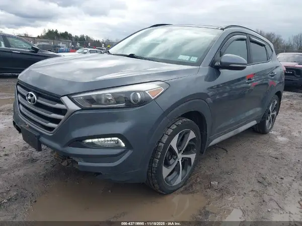 KM8J3CA21JU645775 2018 HYUNDAI TUCSON - Image 2