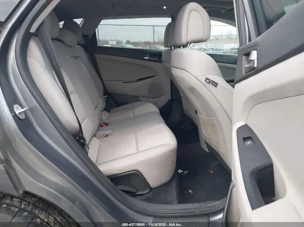 KM8J3CA21JU645775 2018 HYUNDAI TUCSON - Image 8