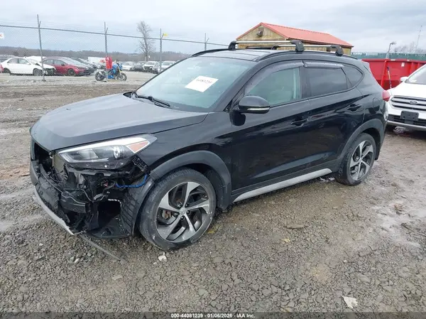 KM8J3CA21JU657084 2018 HYUNDAI TUCSON - Image 2