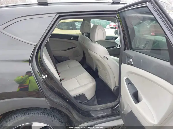 KM8J3CA21JU657084 2018 HYUNDAI TUCSON - Image 8