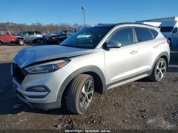 KM8J3CA21JU676704 2018 HYUNDAI TUCSON - Image 2