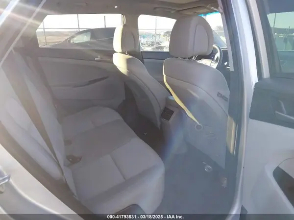KM8J3CA21JU676704 2018 HYUNDAI TUCSON - Image 8