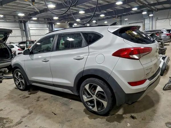 KM8J3CA21JU688156 2018 HYUNDAI TUCSON - Image 2