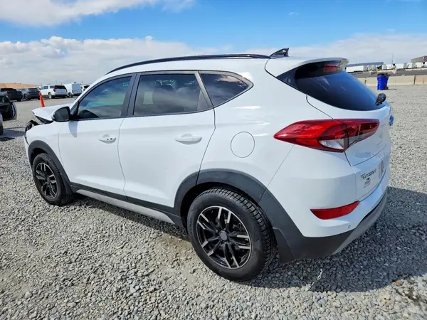 KM8J3CA21JU704422 2018 HYUNDAI TUCSON - Image 2