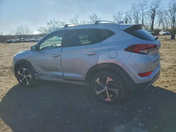 KM8J3CA21JU725318 2018 HYUNDAI TUCSON - Image 2