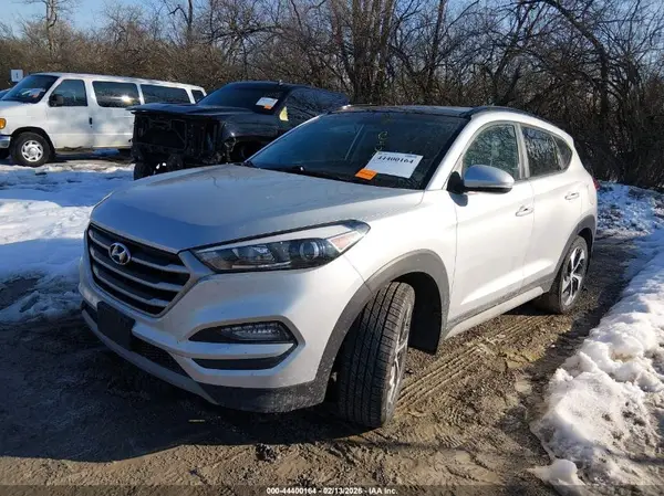 KM8J3CA21JU748131 2018 HYUNDAI TUCSON - Image 2