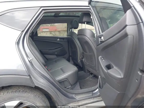 KM8J3CA21JU752664 2018 HYUNDAI TUCSON - Image 8