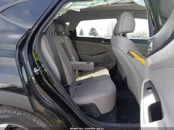 KM8J3CA21JU794123 2018 HYUNDAI TUCSON - Image 8